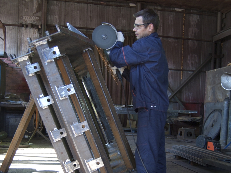 Работа сварщика при изготовлении узла асфальтобетонного завода Работа сварщика при изготовлении узла асфальтобетонного завода