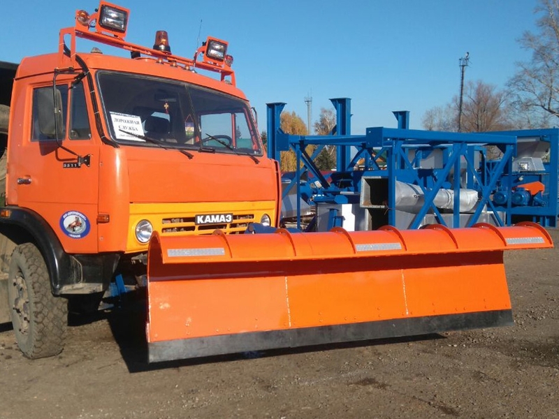 КДМ, оснащенная передним отвалом производства "УфаДорМаш" КДМ, оснащенная передним отвалом производства "УфаДорМаш"